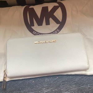 Michael Kors white leather gold hardware wallet never been used